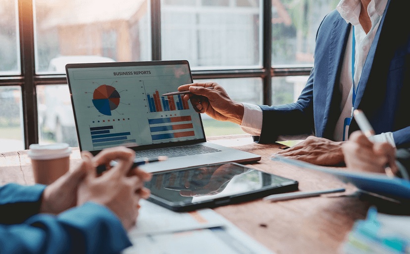 Equipo revisando informes de negocio