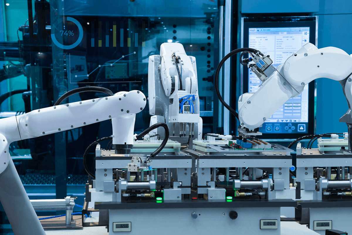 Brazos robóticos en línea de producción automatizada